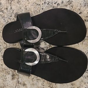 GUC Aerosoles Black/Silver Sandals 10